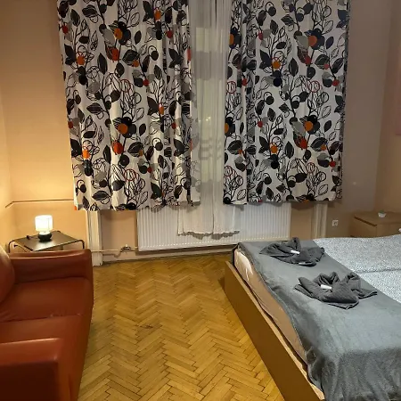 Lanchid Castle Side Red And Blue Apartment Budapest