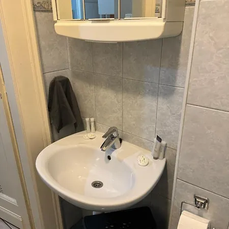 Lanchid Castle Side Red And Blue Apartment