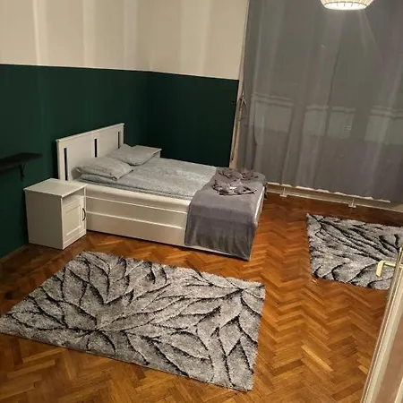 Lanchid Castle Side Red And Blue Apartment *